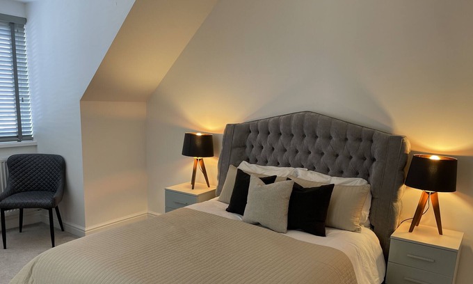 Dudley House | Detached house just five minutes from city Center/ Dudley Castle&Zoo