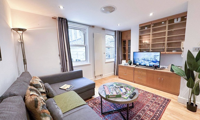 St. Johns Wood House | Detached house with FREE PARKING & Wi-Fi in Little Venice near Paddington