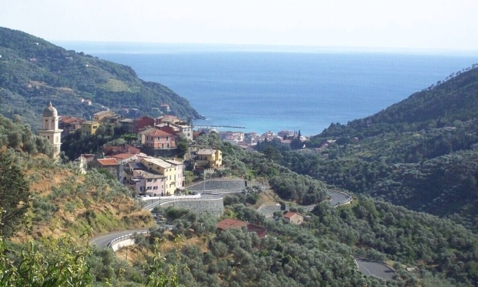 Levanto Apartment | Detached old farm house with a beautiful, shady garden