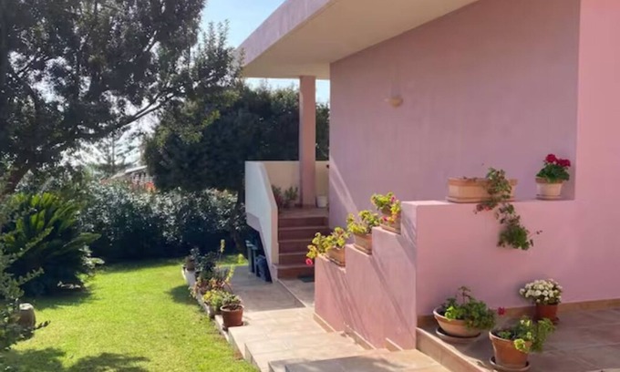 Capitana House | Detached villa with large garden and sea view