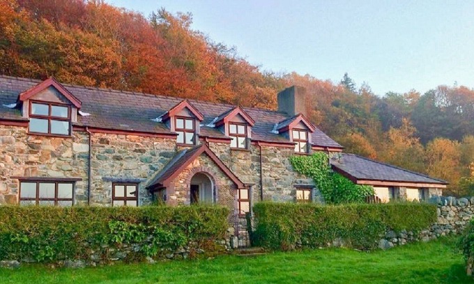 Bangor House | Detached Welsh Cottage. Quiet location with mountain & sea views. Sleeps 7.