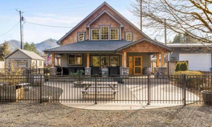 Detroit House | Detroit Lake, OR Vacation Home. 2 blocks to the lakefront!