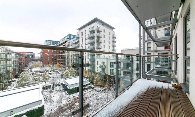 Royal Docks Apartment | DeucesLets 2 Bed - Slivertown