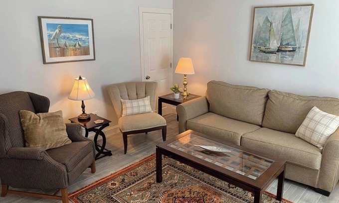 Wayne Apartment | Devon - Horse Show, History, Walk to Shops, Café's