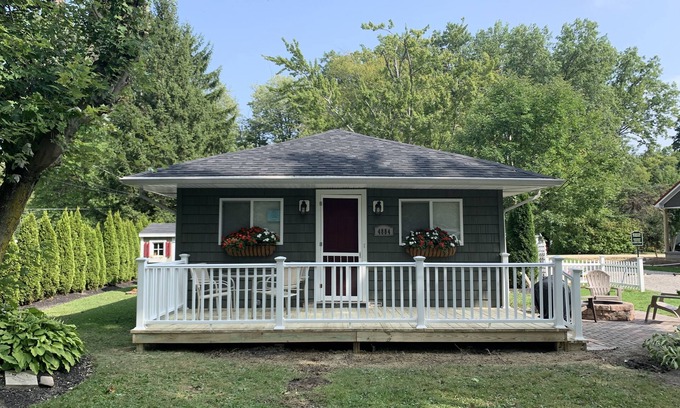 Geneva-on-the-Lake Cottage | DewDrop Cottage: Walk to the strip! 2 bed 1 bath, sleeps 5