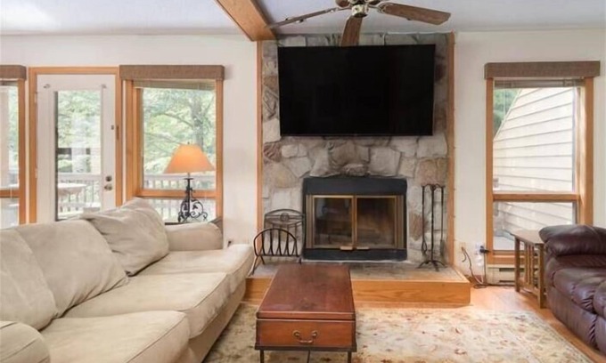 Davis Condo | DF41-End Unit! Pets ok! Pool!
