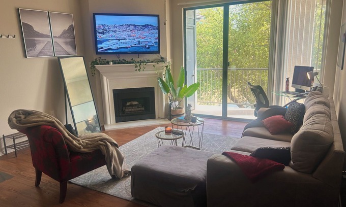 Las Colinas Apartment | DFW Cozy Corporate Hideout GATED 1 Bed Retreat