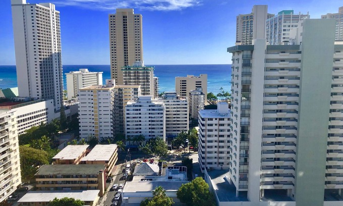 Waikiki Condo | Diamond Head Penthouse 2bed/2bath Kitchen & Parking in heart of Waikiki.