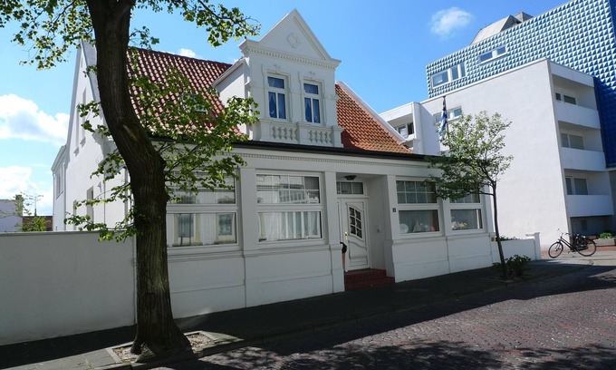 Norderney Apartment | Die Ferienwohnung "Lenz 1" liegt in der Benekestraße.