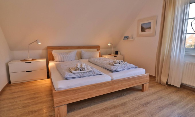 Langeoog Apartment | Die Ferienwohnung Strandhaus Blume Liegt Zentral und Ortsnah in Einem Mehrpart
