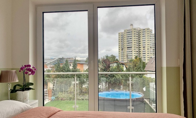 Meidling Villa | Direct by Subway U6, garden, pool, Patio, 6 rooms