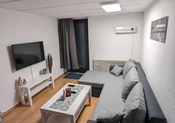 Spich House | Direkt an der S-Bahn gelegenes Gemütliches Souterrain Apartment mit privatem Zugang