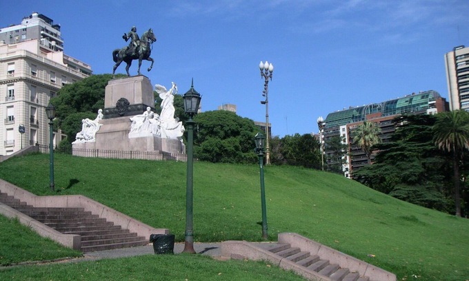 Recoleta Condo | DISCOUNTED Apt. in Recoleta, just one block from subway station!