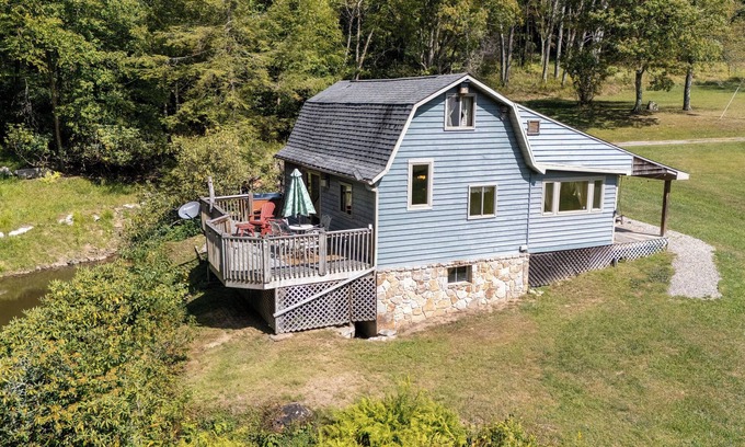 Terra Alta Cabin | Discounted Rates/The Bears Den/Quiet & Secluded/Hot Tub Over Looking the Pond