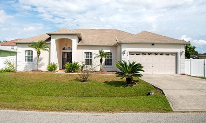 Poinciana House | Discover a fantastic 3BR property near Disney, Universal Studios, and Sea World!