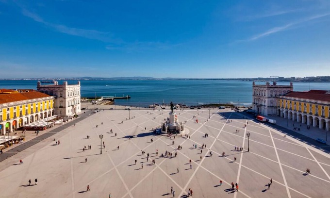 Sao Sebastiao da Pedreira House | Discover Lisbon's Charm! Two Spacious 1BR Apartment, Full Kitchen and City View!