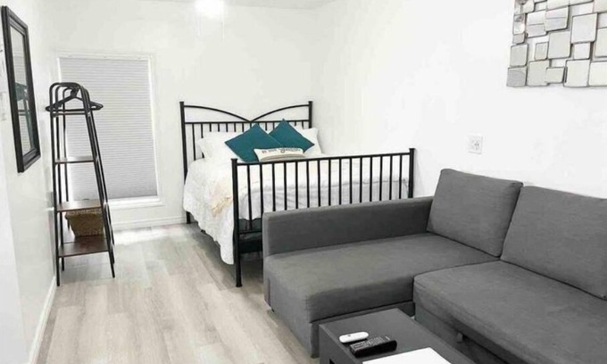 Silvertown Apartment | Discover Niagara! From Wine Country, Clifton Hill, Casinos, Shopping and more!