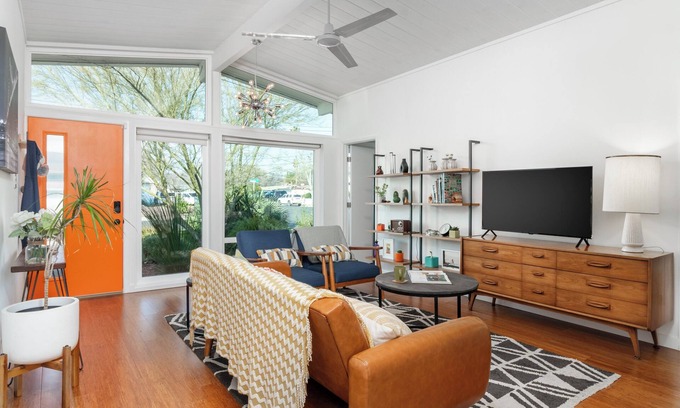 Concord House | Discover serene luxury in our modern Eichler retreat.
