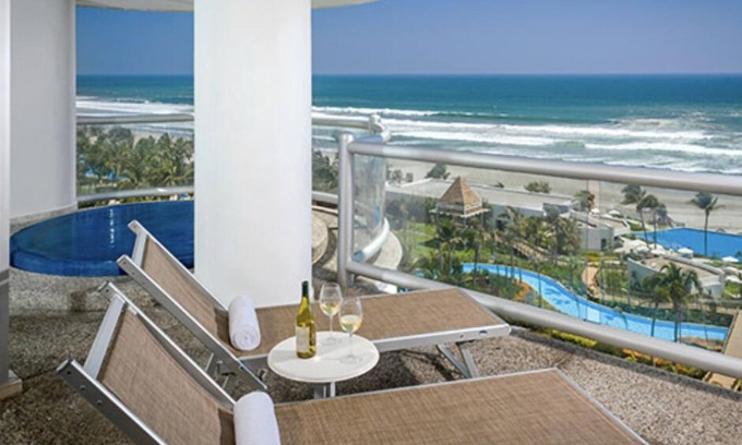 Diamante Resort | Discover the utmost level of opulence at Acapulco. 1 or 2 bd suites available