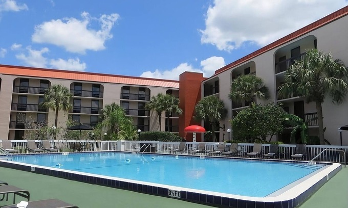 Florida Center Hotel | Disney Group Getaway! 2 Comfy Units, Close to Universal! Pool, Breakfast.