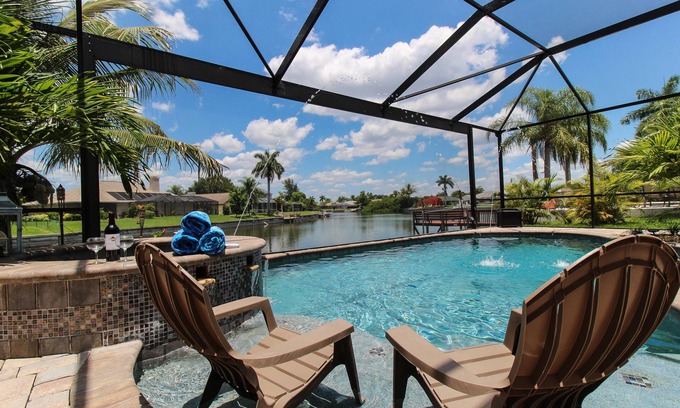 Fort Myers Villa | "Dive into Luxury: Save Big on Waterfront Tropical Escape
