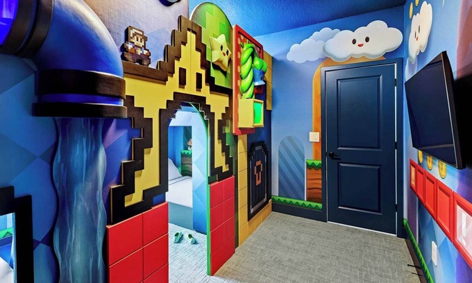 Florida Center House | Divine Dreamland | Deluxe I-Drive mansion w/video game theme RM, pool, theater