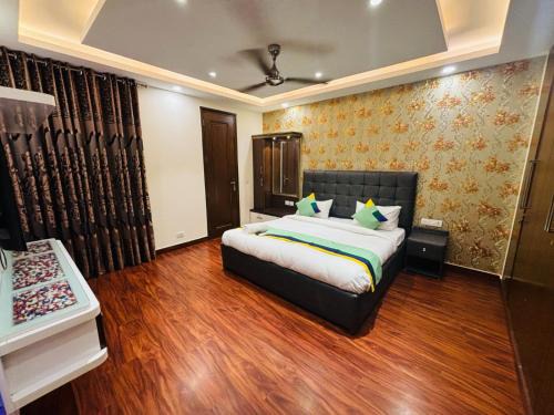 Saket Apartment | Divine India Service Apartment 3Bhk,J-223 Saket