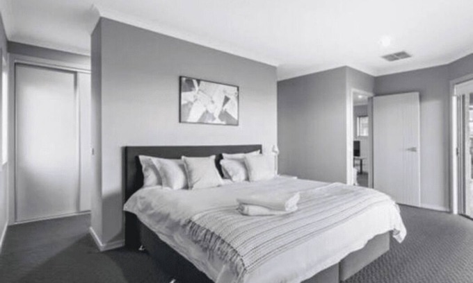 Albury House | Divine Views on Roper - Glorious three bedroom, two bathroom townhouse with views to die fo!