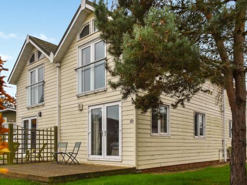 Wisbech House | Divot Lodge