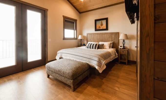 Preston House | DMR Cabin 3 | Two-Level | Max Capacity 5