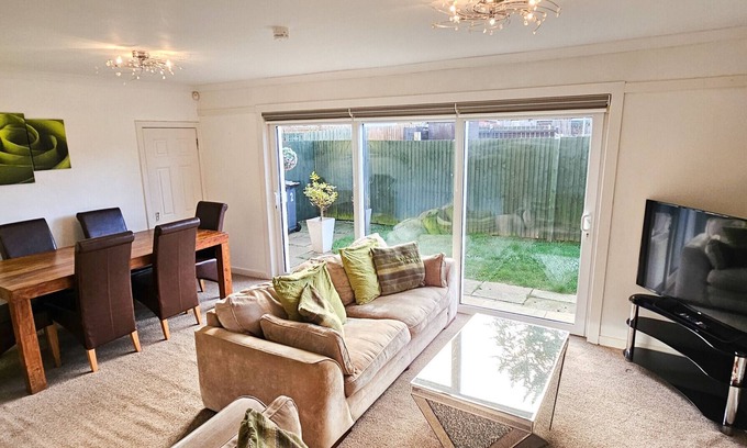 Longcroft Apartment | Dochart 3 Bedroom Apartment - Edinburgh