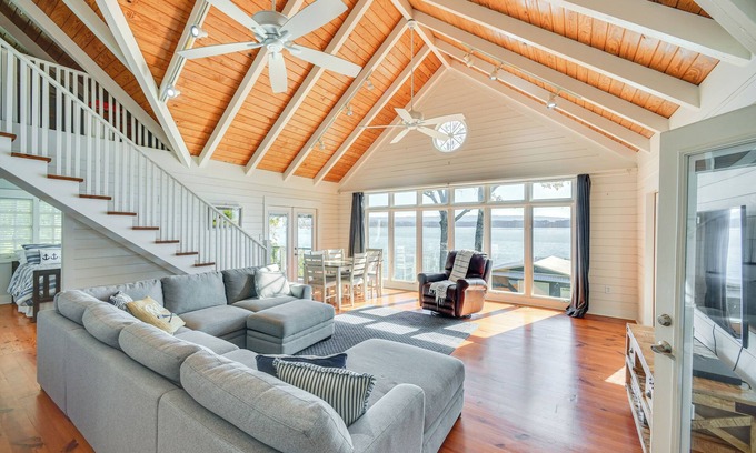 Groveoak House | Dock + Panoramic Views: Guntersville Lake Retreat!
