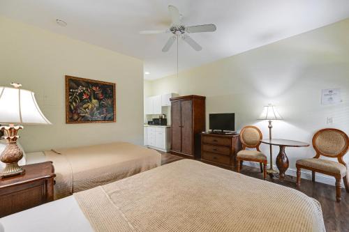 Naples Apartment | Dock, Pool and Tennis Courts Naples Resort Retreat!