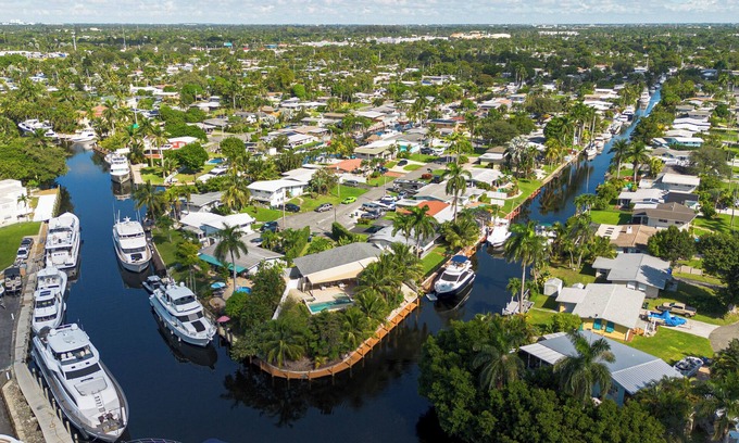 Lauderdale Isles House | Dockside Getaway: Waterfront Retreat with Kayaks & Golf Cart