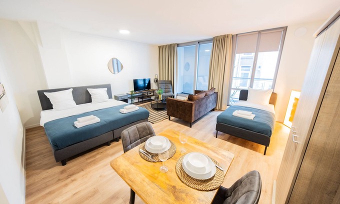 Kop van Zuid Apartment | Dockside Nest Studio PRH