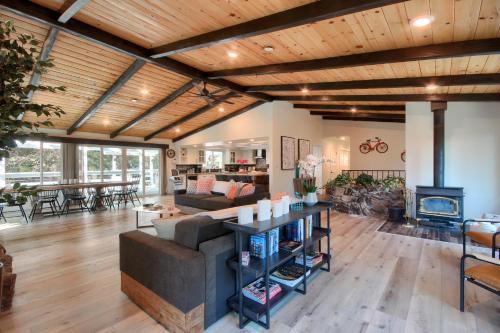 Oakhurst House | Doe Cabin Hot Tub/Playground/Game Room and more