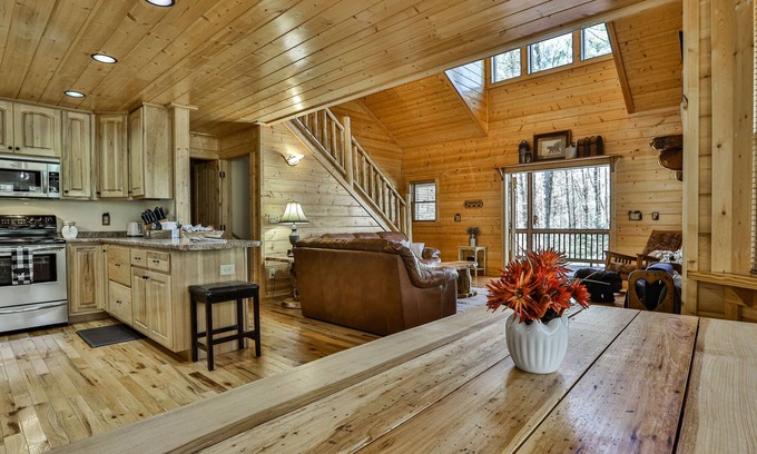 Ellijay Cabin | Dog and Family Friendly-Hot Tub-Pool Table-Arcade- Foosball-Large & Private-