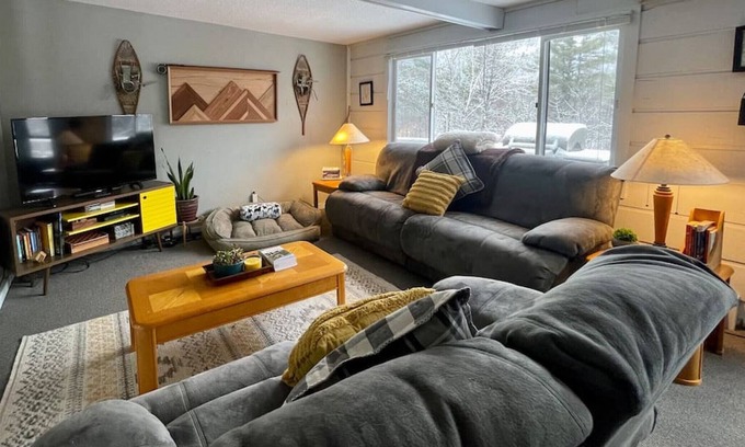 Bartlett Apartment | Dog friendly-100ft FROM ATTITASH-tons of character