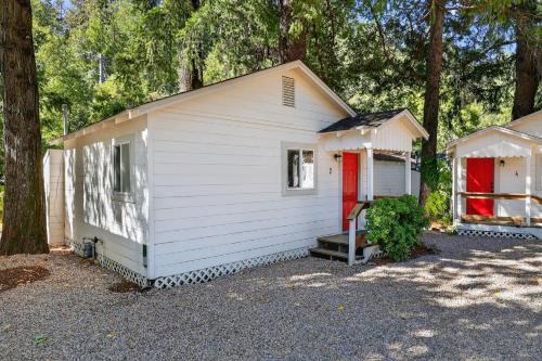 Cobb House | Dog-Friendly Cabin 2 Mi to Trails cabin