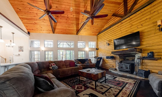 Clarkesville Cabin | Dog-friendly cabin w/ soaring ceilings, an updated kitchen, & a private hot tub