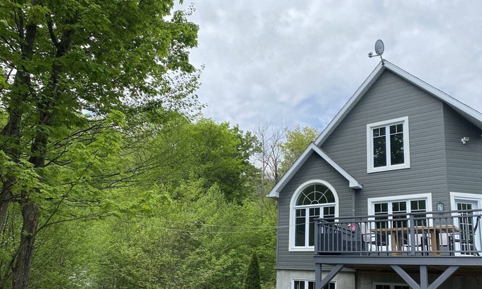 Sainte-Agathe-des-Monts Ski Chalet | Dog friendly chalet 15 min from Mont-Blanc and 20 minutes from Tremblant resort!