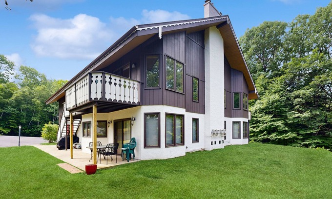 Jackson Condo | Dog-Friendly Condo with Patio, Wood Stove, Full Kitchen, W/D, & Free WiFi