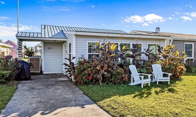 Atlantic Beach Cottage | Dog-friendly cottage minutes to beach with patio, grill, washer/dryer, & AC