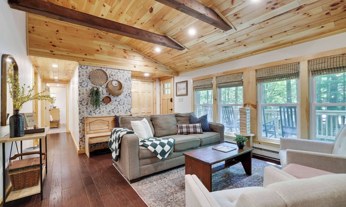 Pocono Lake Cabin | Dog-Friendly Cozy Cabin. Golf Cart for rent. Fireplace, Kayaks & Game Room.