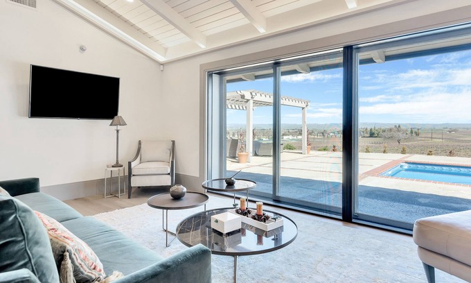 Paso Robles House | Dog-friendly Devi Vineyard home with pool, W/D & central AC