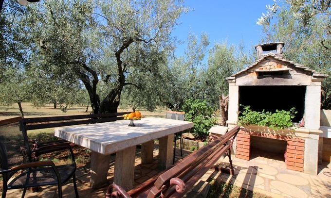 Mali Maj Apartment | Dog-friendly flat just 250 metres from the beach with Mediterranean garden