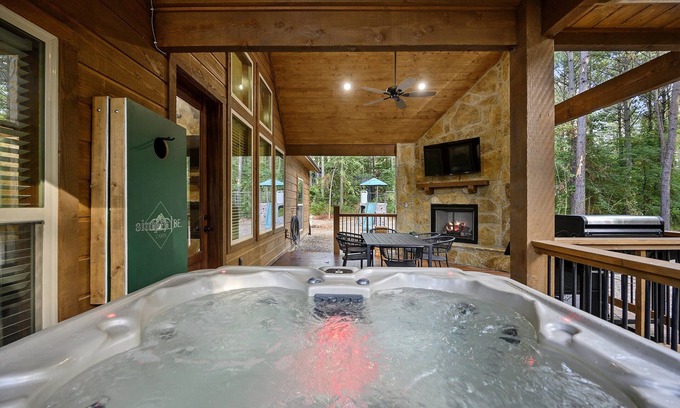 Broken Bow Cabin | Dog-Friendly Forest Cabin | Hot Tub Arcade Playset Fire Pit