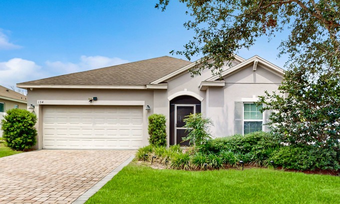 Bridgeford Crossings House | Dog-friendly ground-floor home in gated community w/lake views & enclosed patio