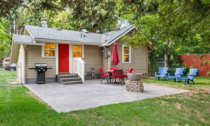 Coeur d'Alene Cottage | Dog-friendly home in the heart of town - walk to lake & golf