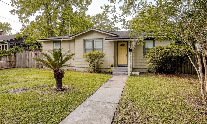 Lakeshore South House | Dog-friendly home with large enclosed yard, central AC, WiFi - snowbirds welcome